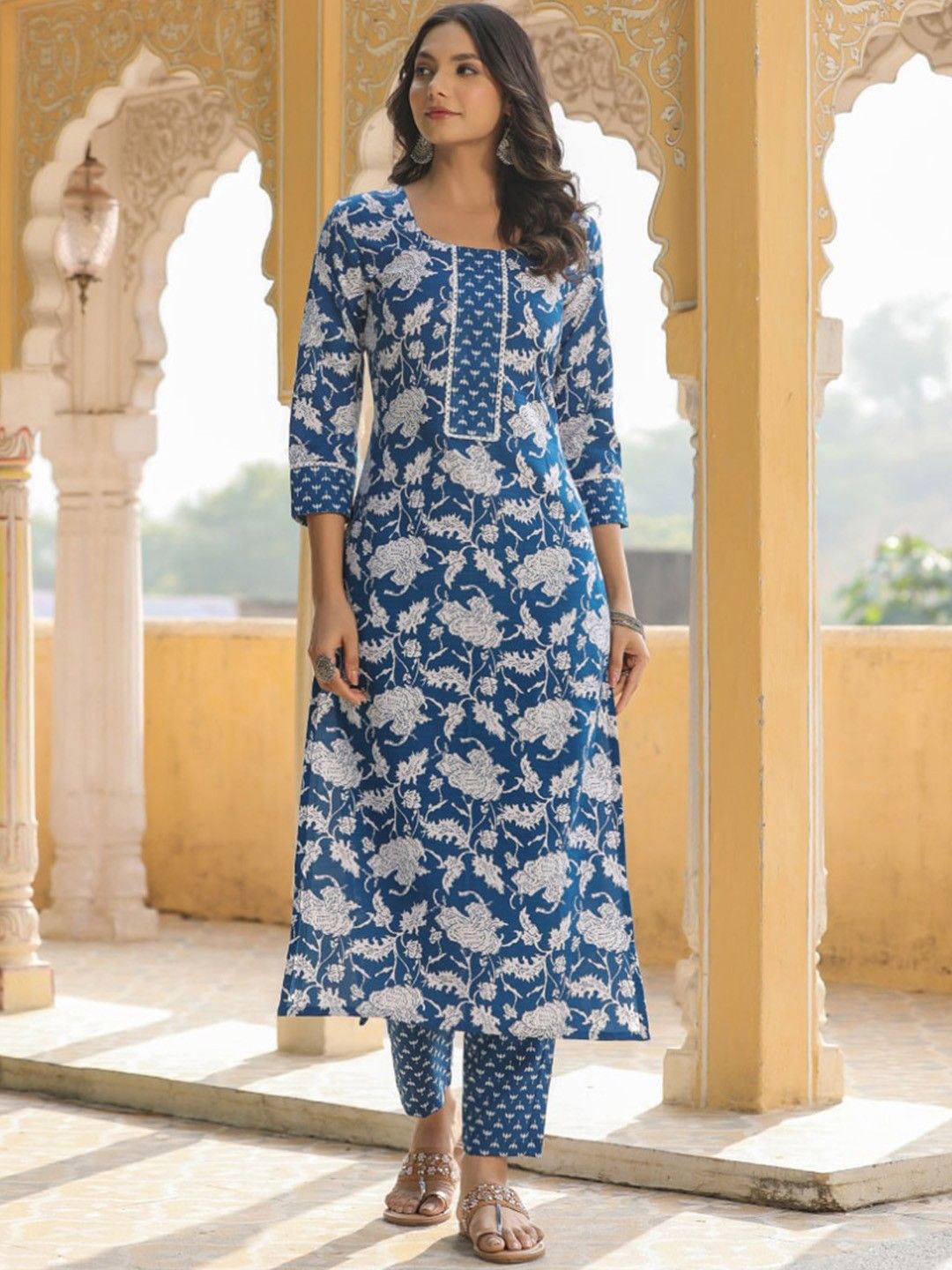 

Anni Designer Floral Printed Regular Straight Kurta with Trousers, Blue