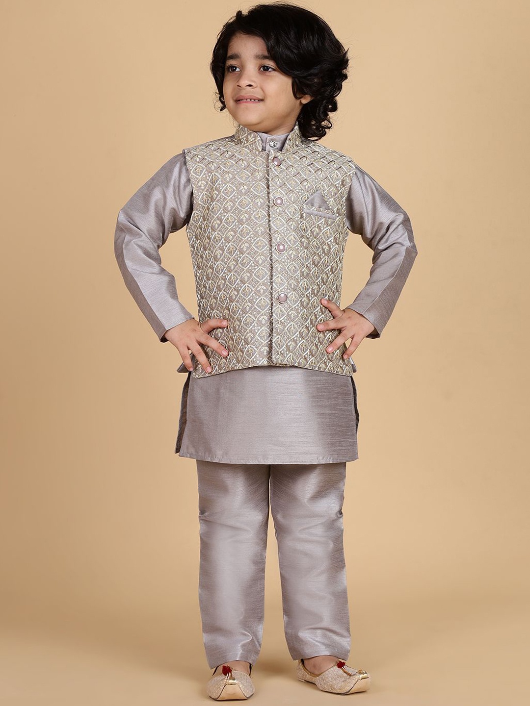 

Ridokidz Boys Mandarin Collar Straight Kurta With Pyjama & Nehru jacket, Grey