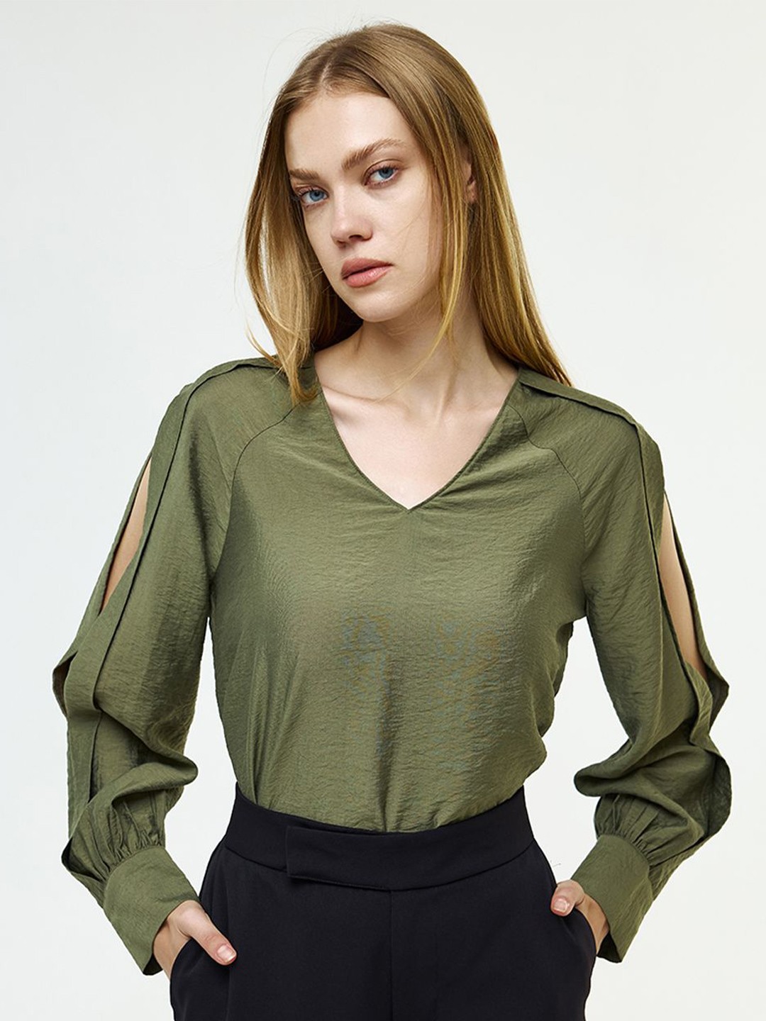 

COVER STORY Slit Sleeve Top, Olive