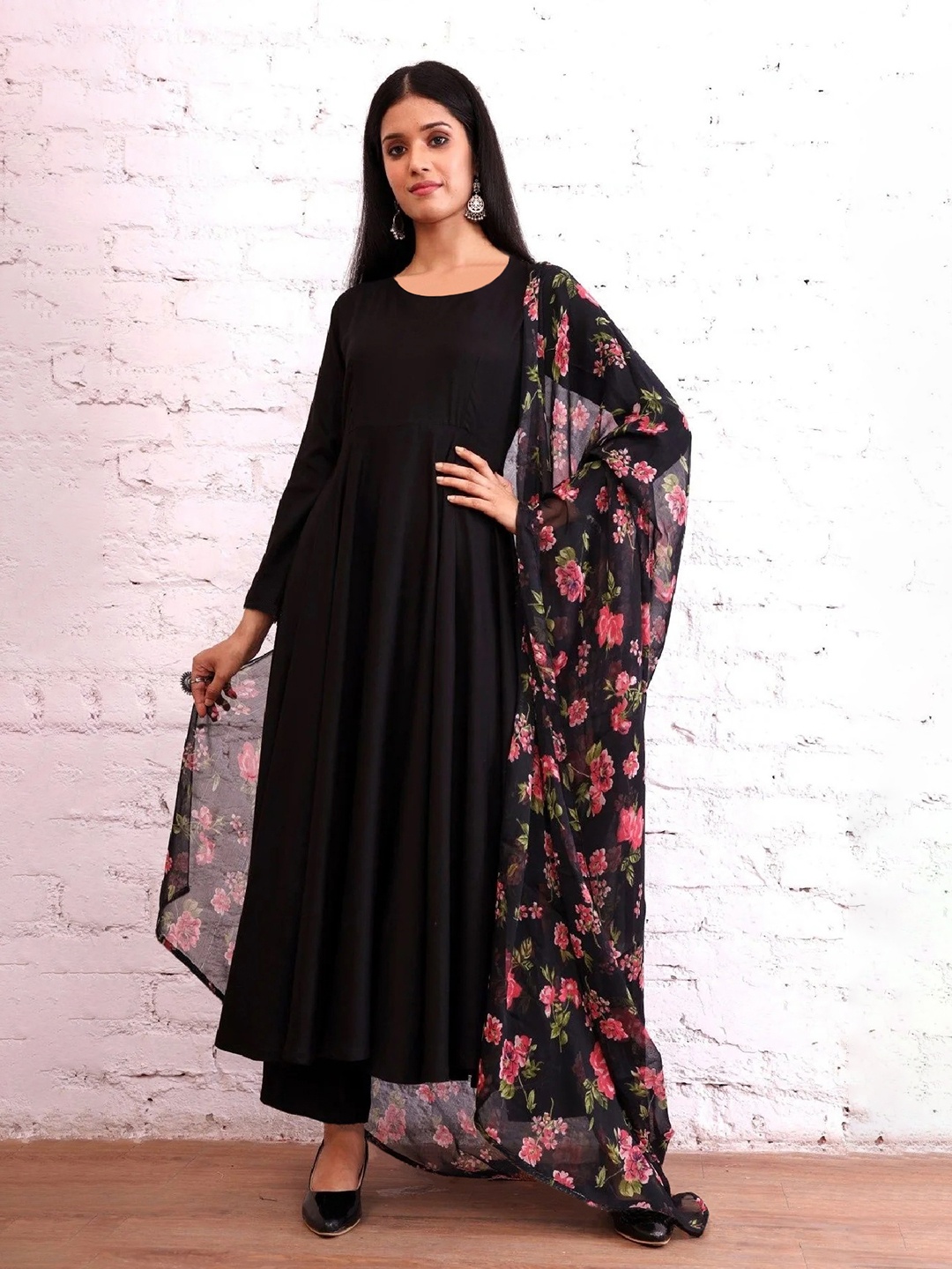 

KERI PERRY Round Neck Anarkali Kurta With Trousers & Dupatta, Black