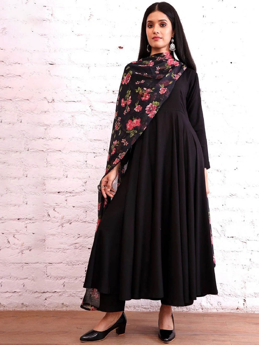 

TOOCHKI Round Neck Anarkali Kurta With Trousers & Floral Dupatta, Black