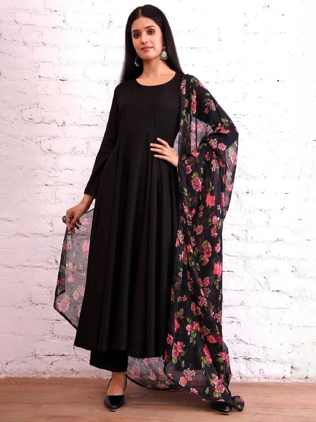 

TOOCHKI Women Round Neck Plain Kurti Pant With Floral Printed Dupatta, Black