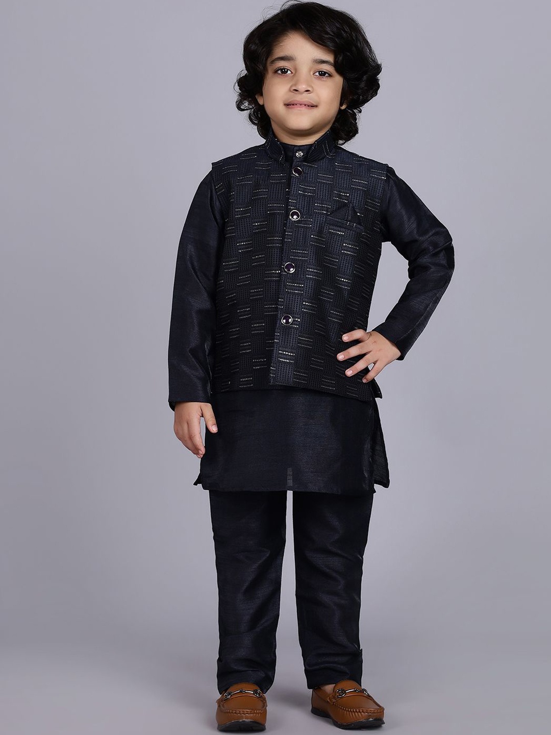 

Ridokidz Boys Mandarin Collar Straight Kurta With Pyjama & Nehru jacket, Navy blue
