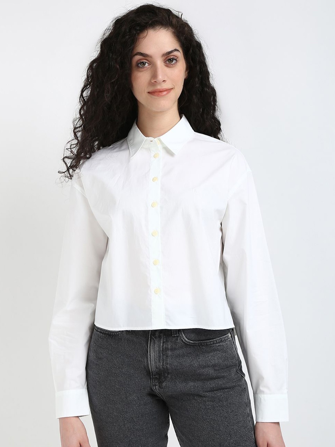 

Calvin Klein Jeans Women Cutaway Collar Solid Cotton Relaxed Fit Casual Shirt, White