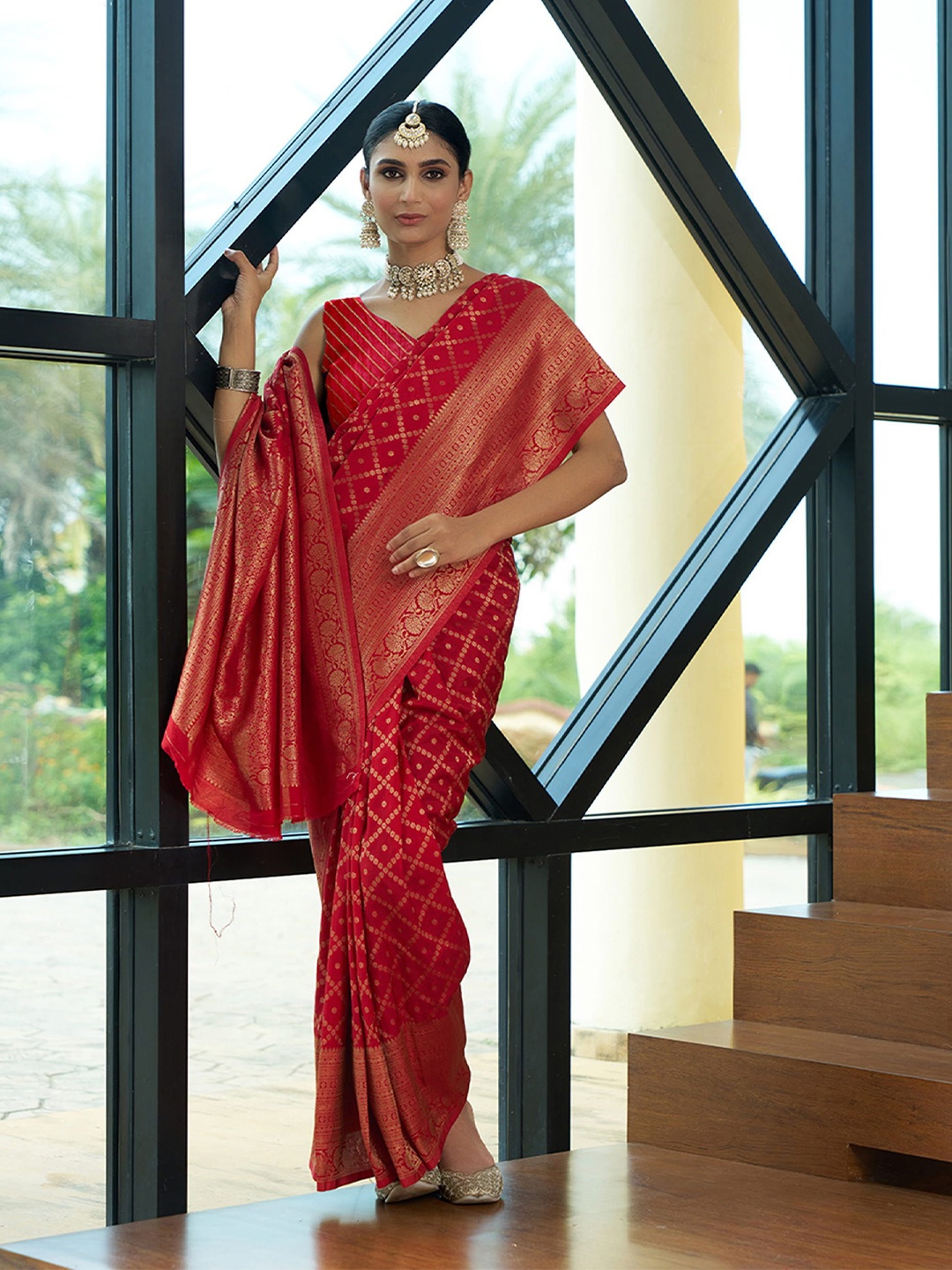 

KAYOMMI Bandhani Woven Design Zari Pure Crepe Bandhani Saree, Red