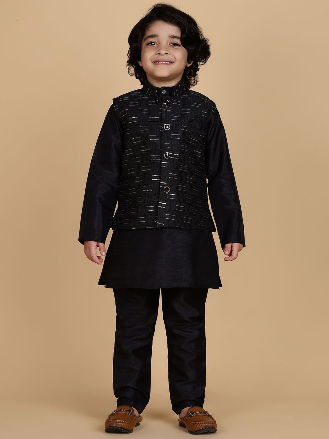 

Ridokidz Boys Mandarin Collar Straight Kurta With Pyjama & Nehru jacket, Black