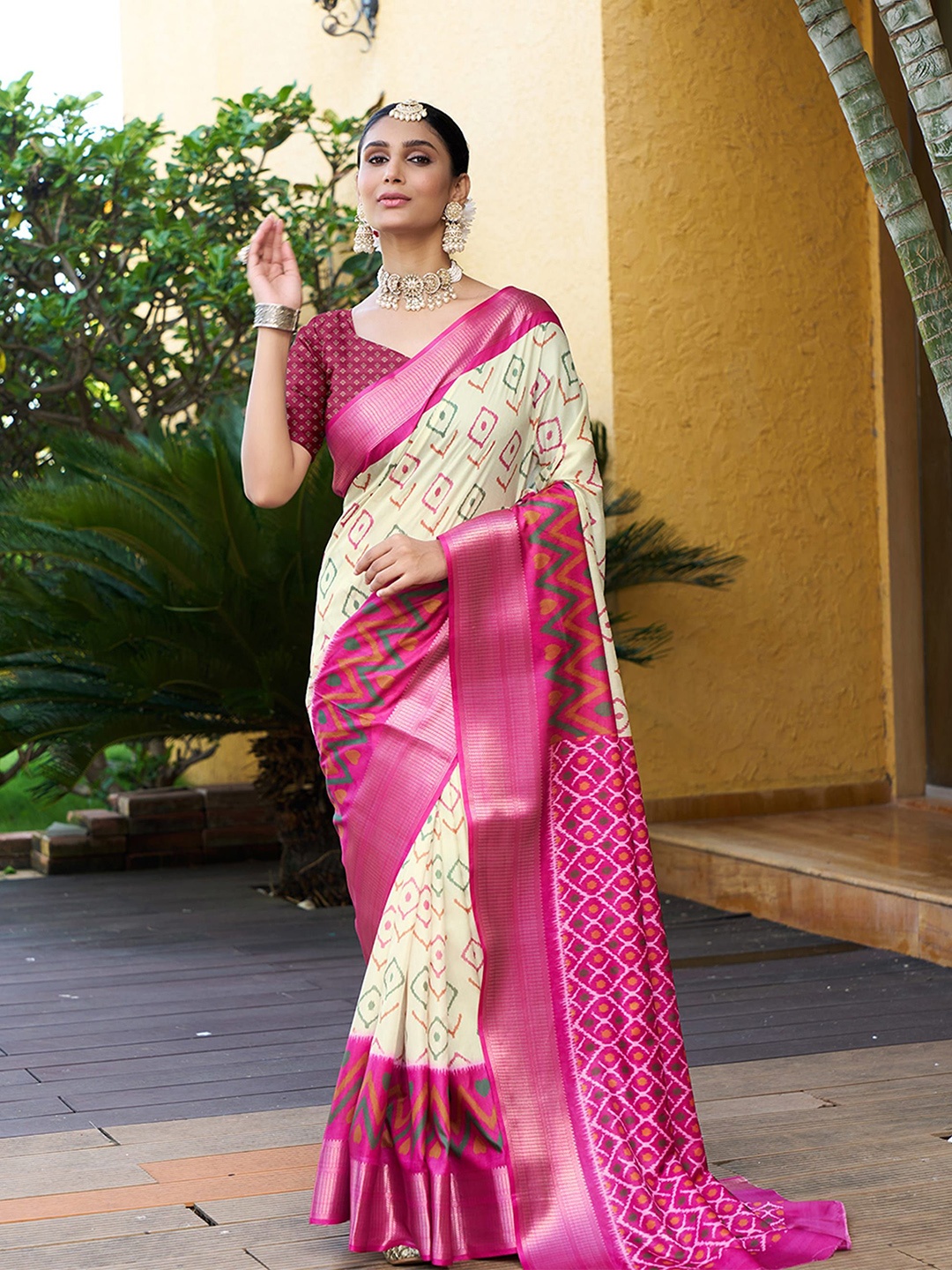 

KAYOMMI Zari Pure Crepe Ikat Saree, Cream