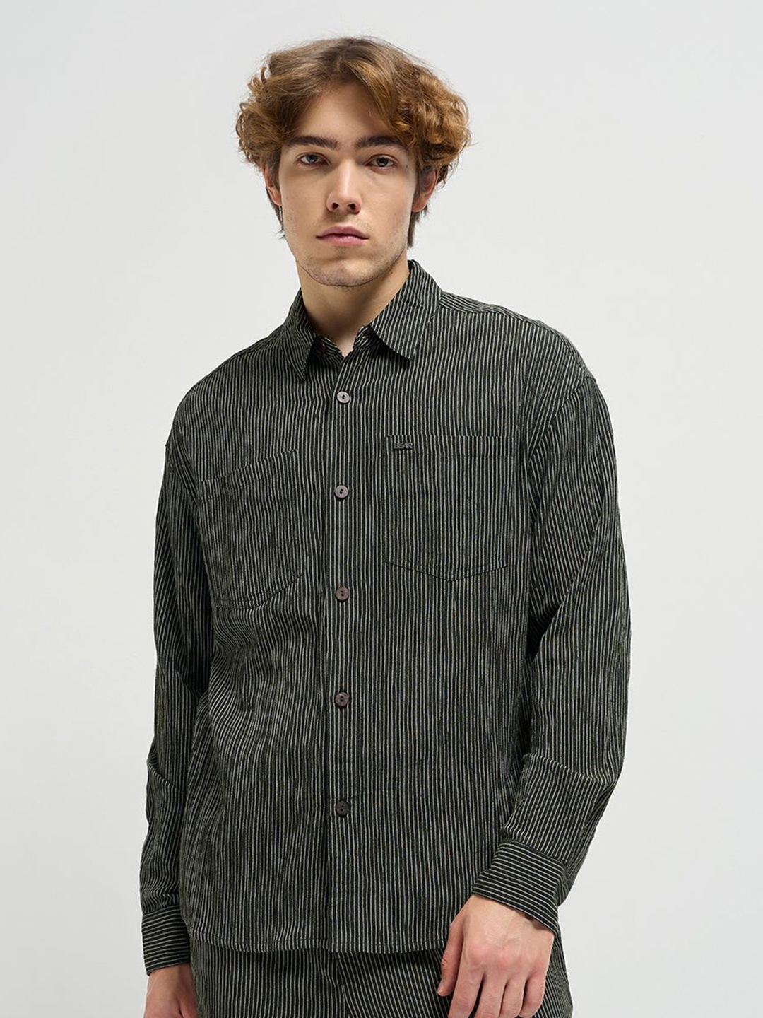 

THE BEAR HOUSE Men Cutaway Collar Pinstripes Striped Casual Shirt, Black