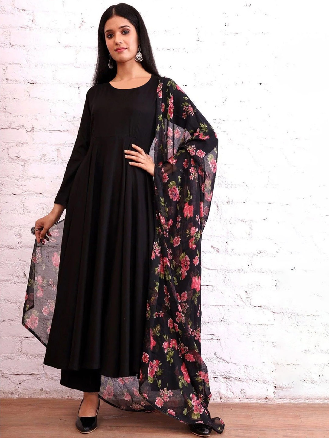 

KERI PERRY Anarkali Kurta & Trouser With Floral Printed Dupatta, Black