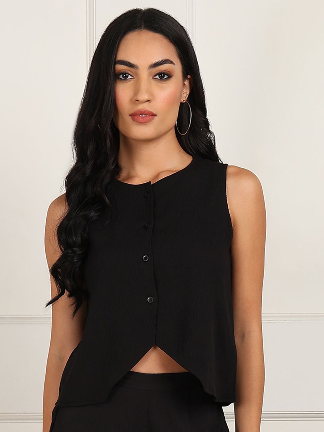 

Murcia Crepe Round Neck Sleeveless Crop Top, Black