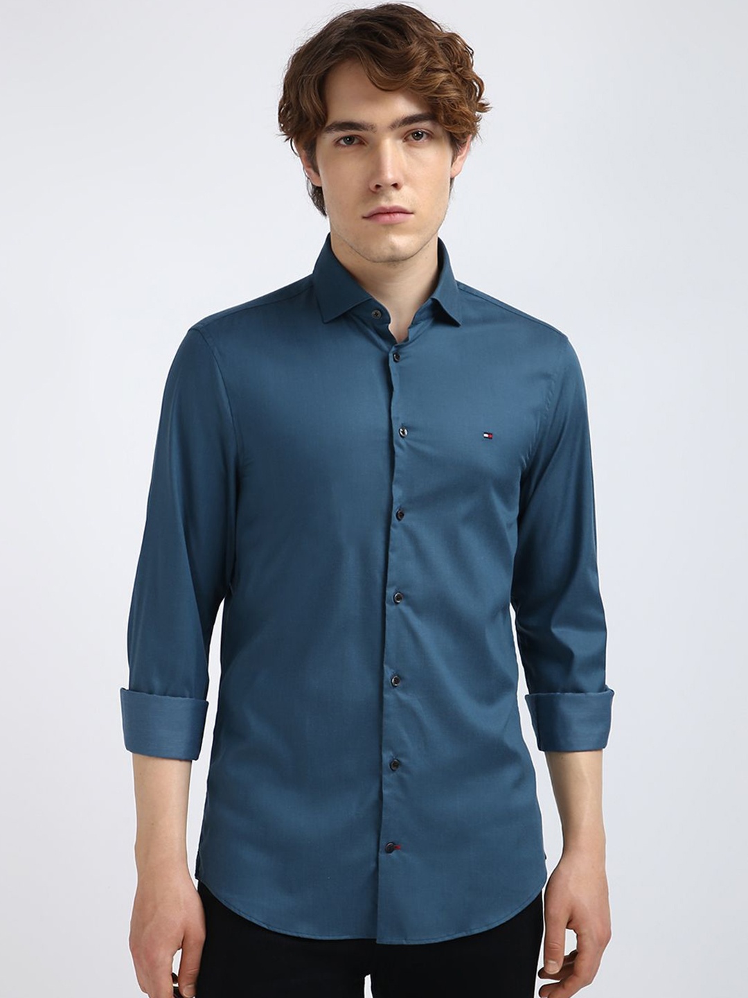 

Tommy Hilfiger Men Cutaway Collar Solid Cotton Slim Fit Casual Shirt, Blue