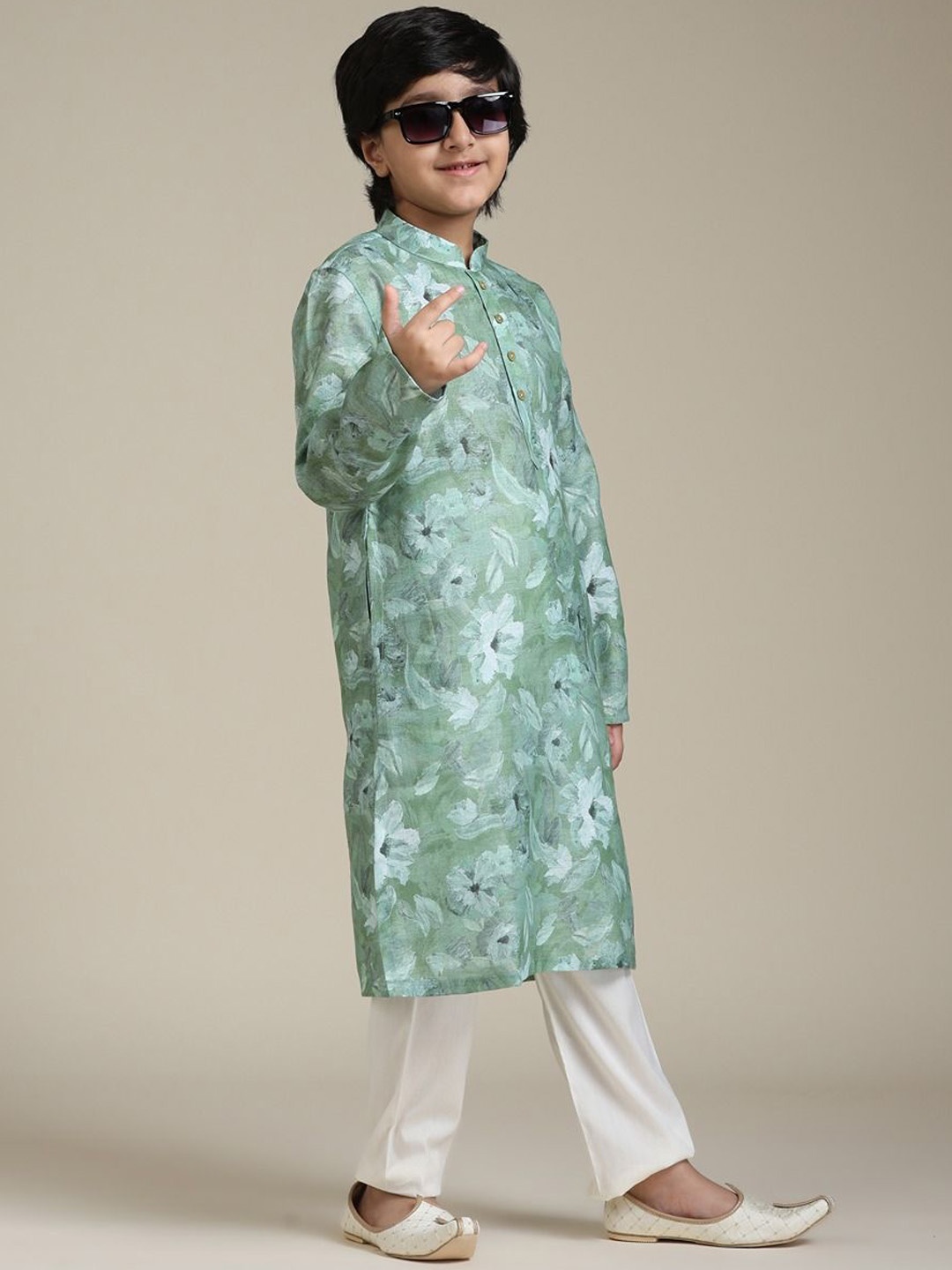 

Manyavar Boys Floral Printed Regular Straight Kurta with Pyjamas, Green