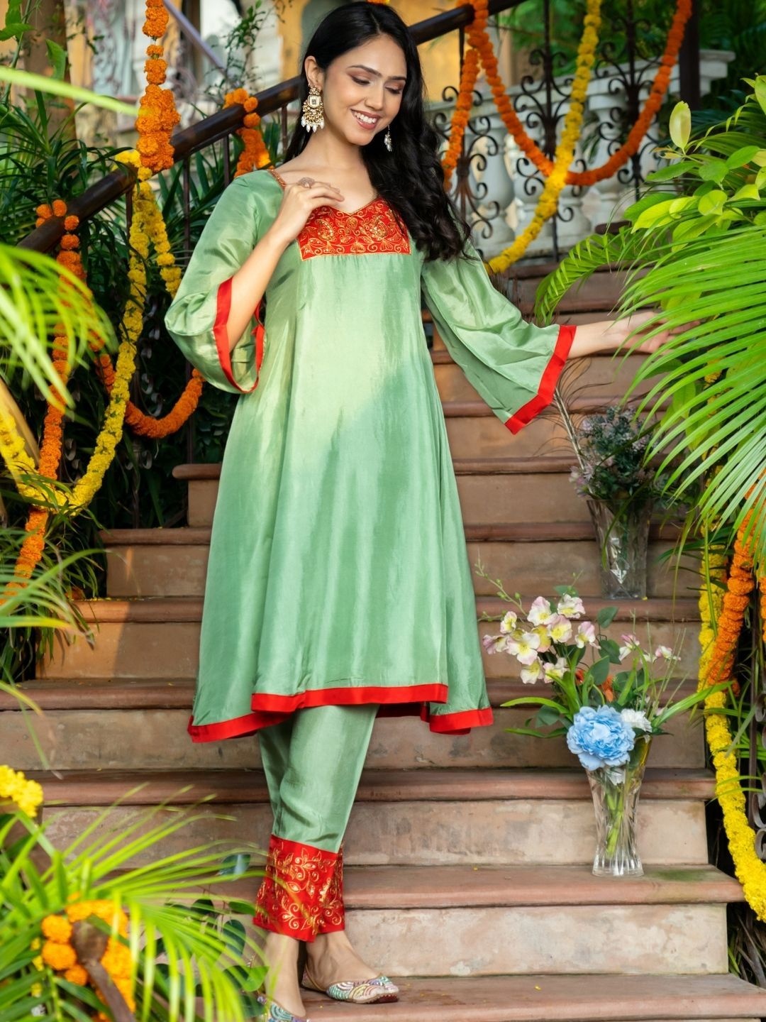 

HOUSE OF JAMOTI Floral Yoke Design Regular Straight Kurta with Trousers, Green