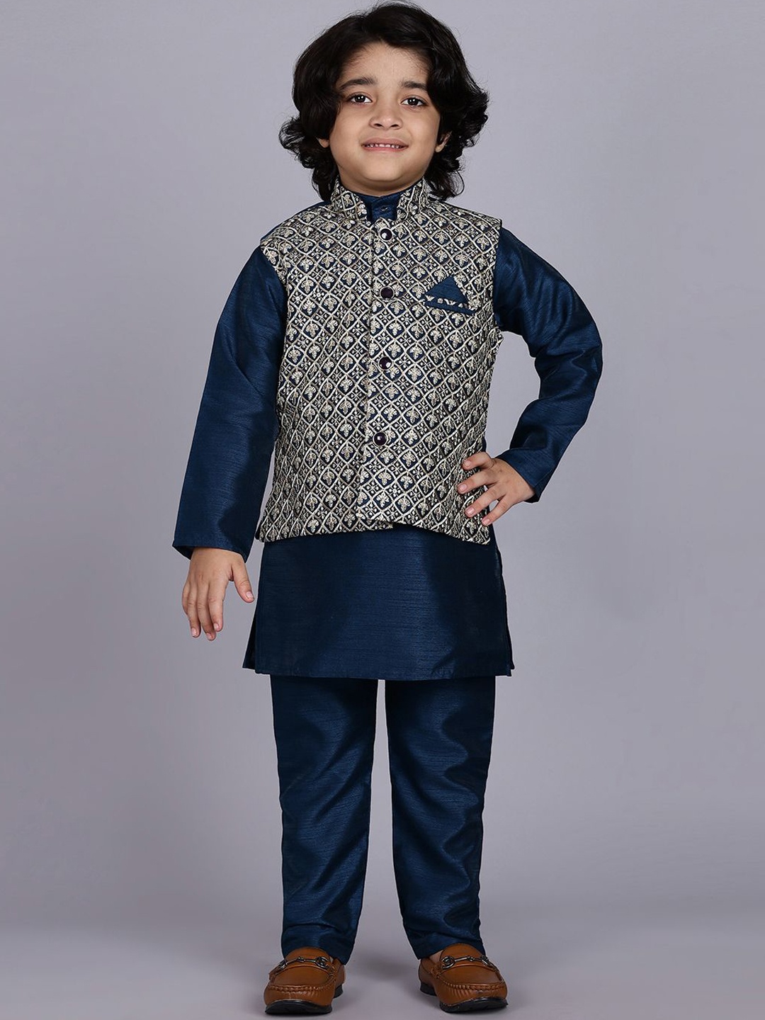 

Ridokidz Boys Mandarin Collar Straight Kurta With Pyjama & Nehru jacket, Navy blue