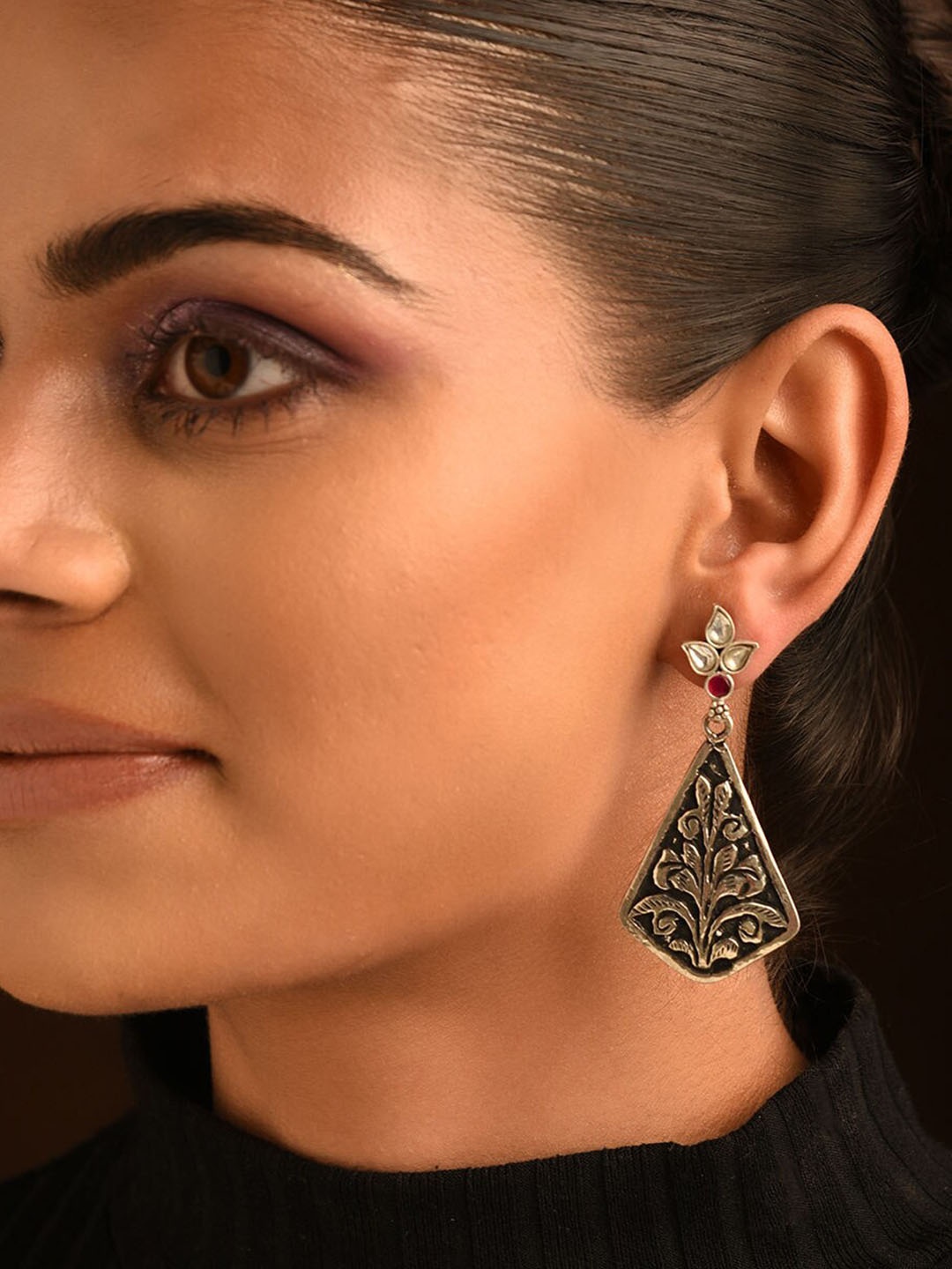 

JAYPORE Pure Silver Kundan Studded Contemporary Drop Earrings