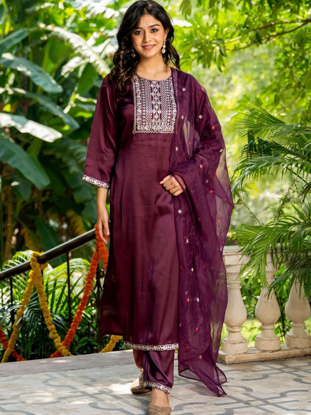 

HOUSE OF JAMOTI Floral Embroidered Satin Straight Kurta With Trouser & Dupatta, Burgundy