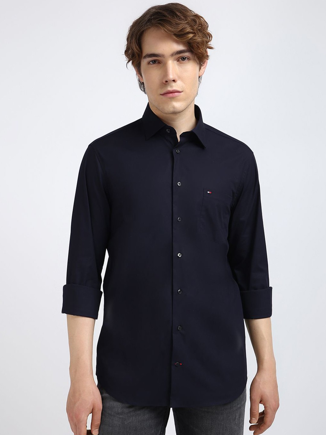 

Tommy Hilfiger Men Cutaway Collar Solid Cotton Casual Shirt, Navy blue