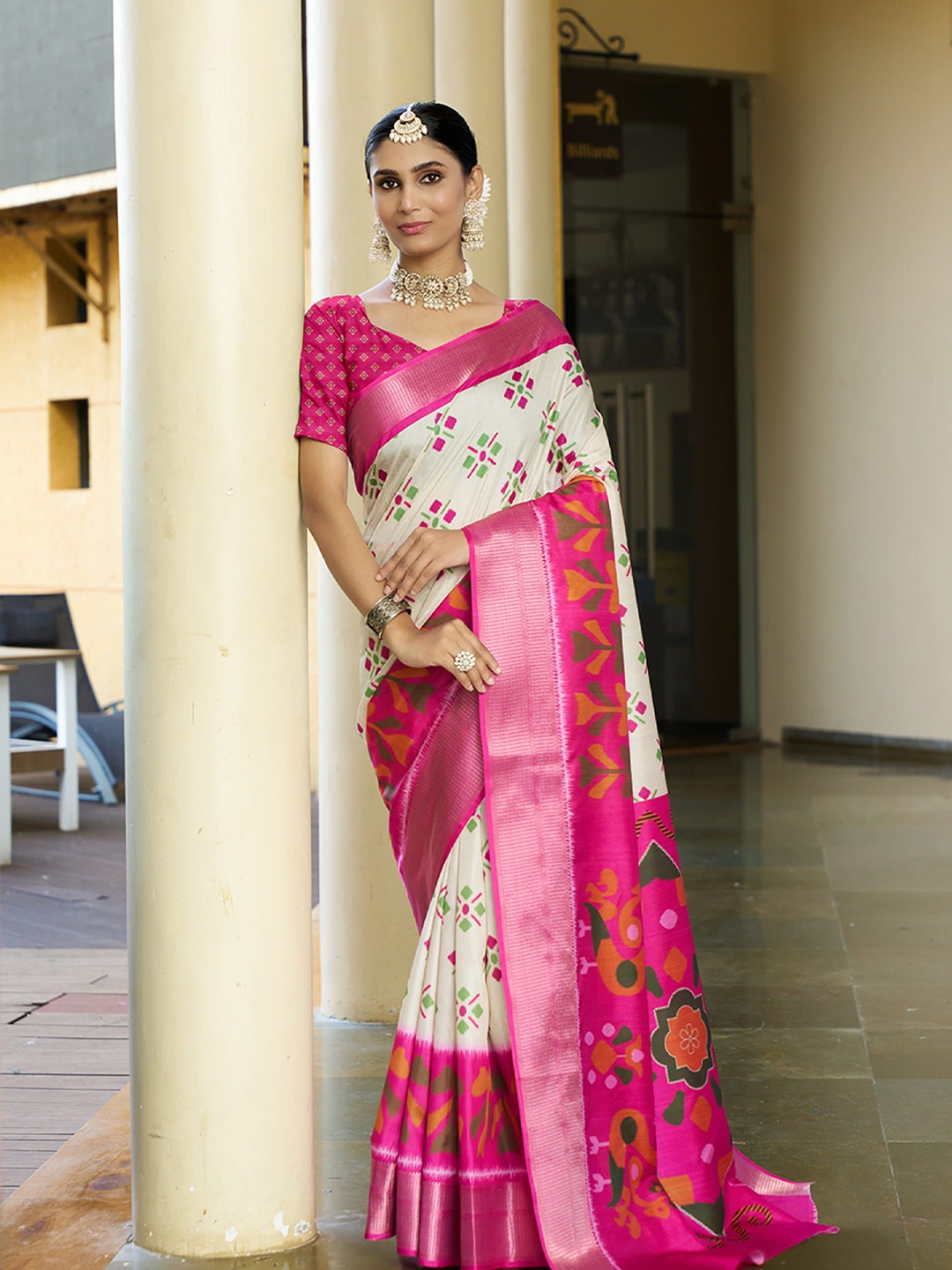 

KAYOMMI Floral Zari Pure Crepe Ikat Saree, Cream