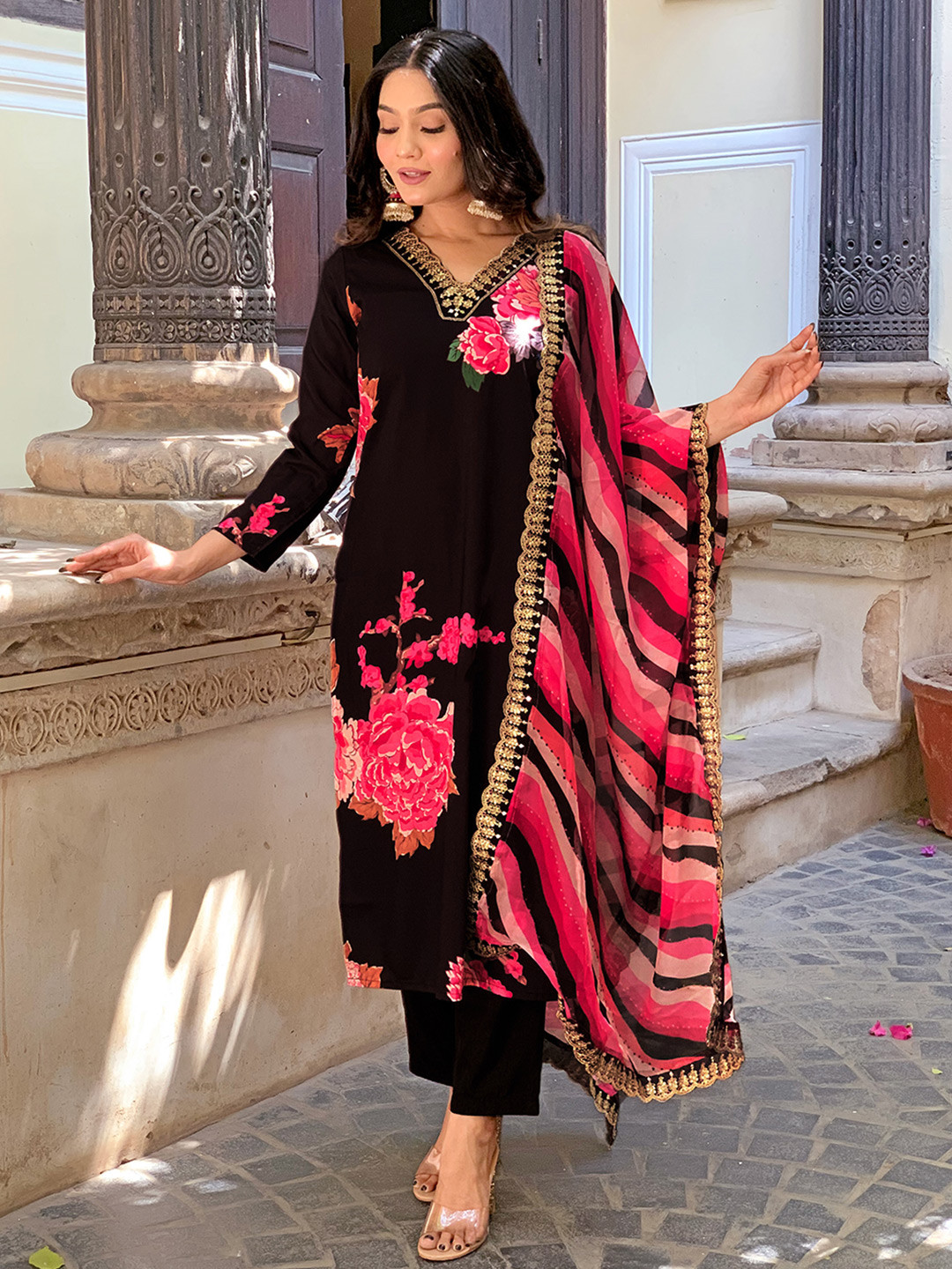

NIJANAND TEXTILE Floral Embroidered Sequinned Straight Kurta With Trousers & Dupatta, Black