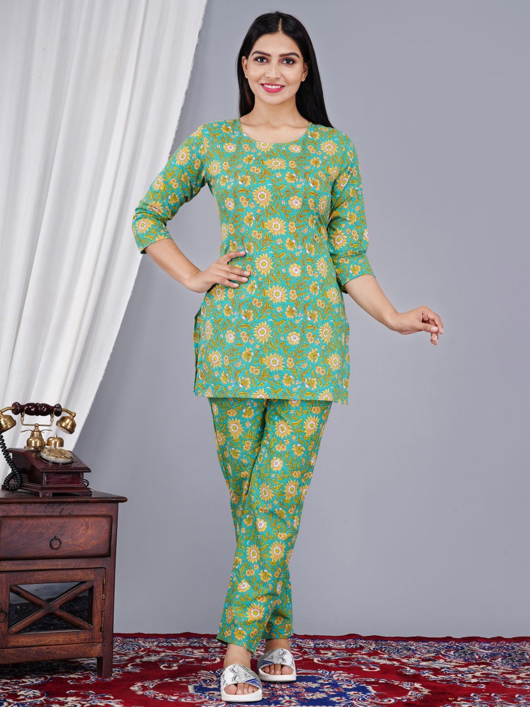 

DHANOTA Women Floral Printed Tunic With Trousers Co-Ords, Green