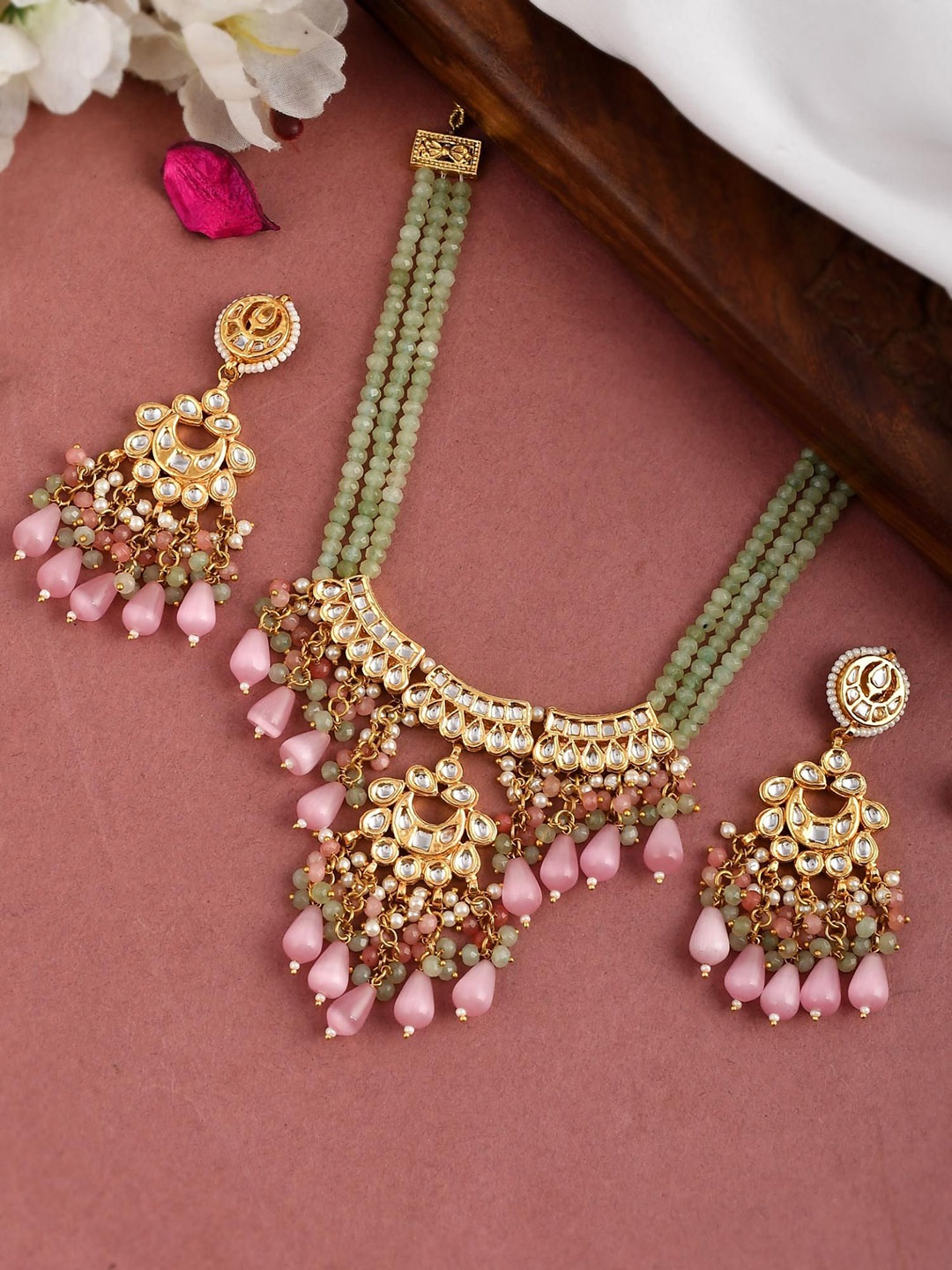

DASTOOR Gold- Plated Kundan Studded & Beaded Jewellery Set