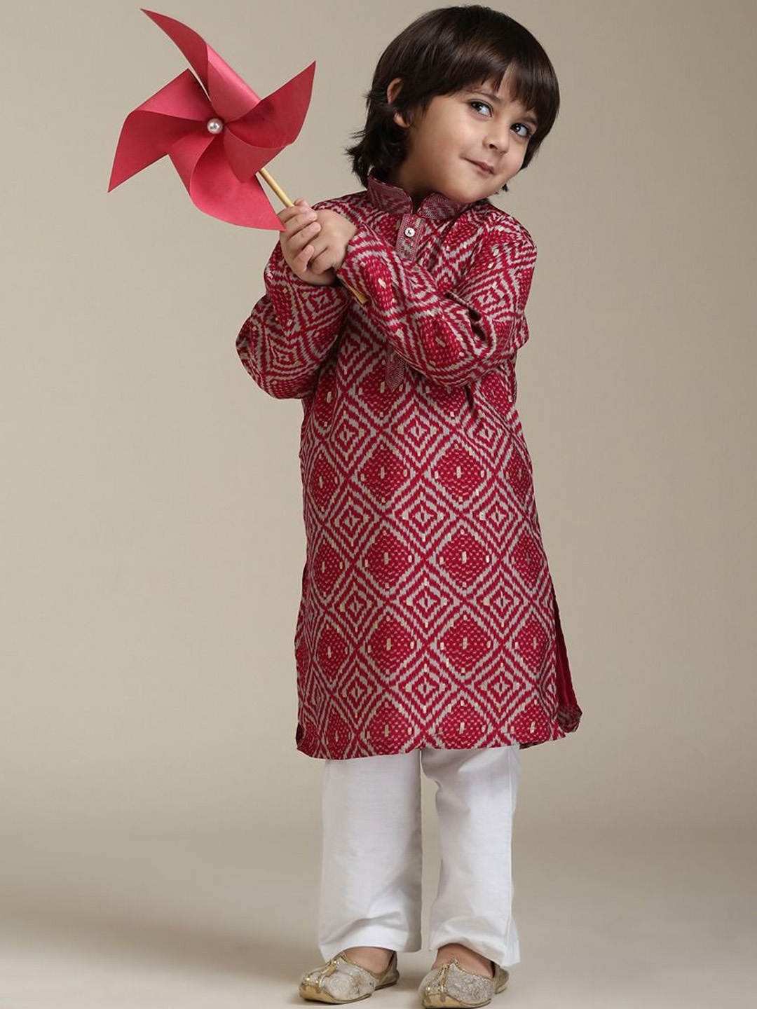 

Manyavar Boys Geometric Printed Mandarin Collar Straight Kurta With Pyjamas, Pink