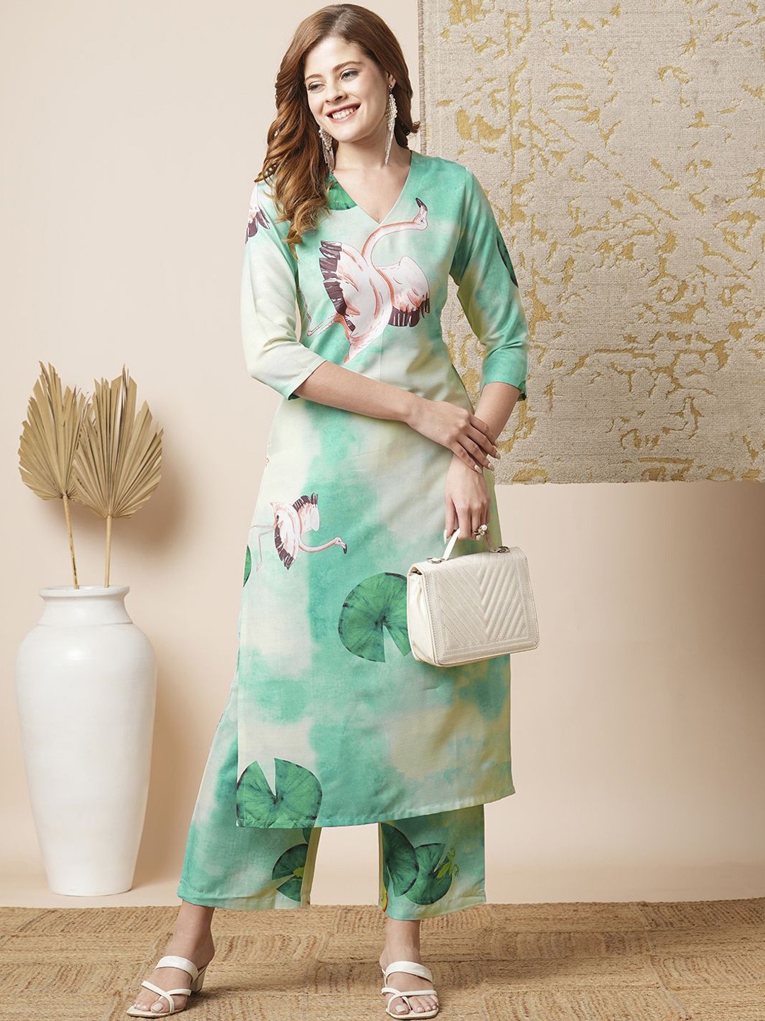 

GoSriKi Floral Printed Regular Straight Kurta with Trousers, Sea green