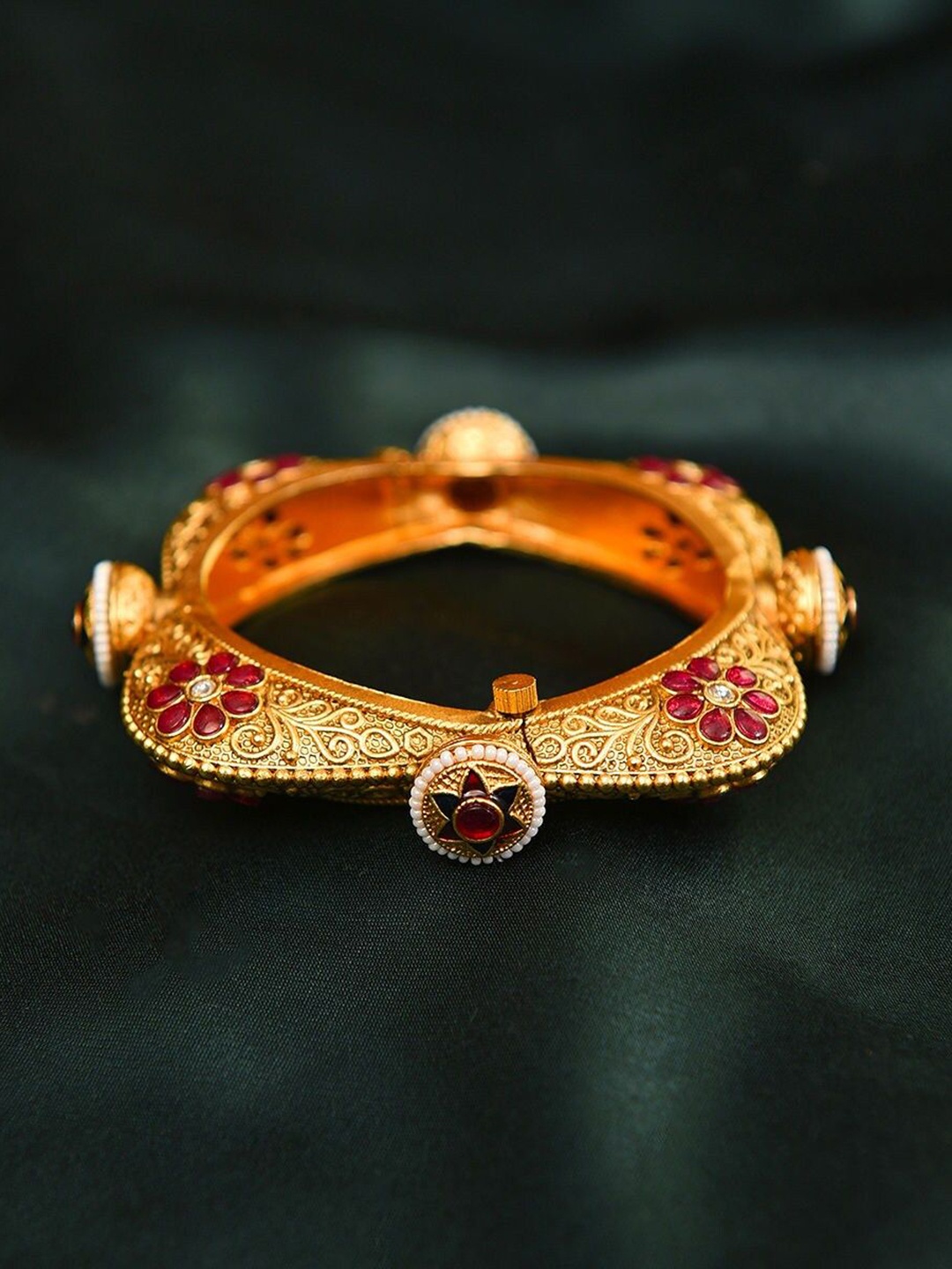 

JAYPORE Gold- Plated Kundan Stone Studded Bangle