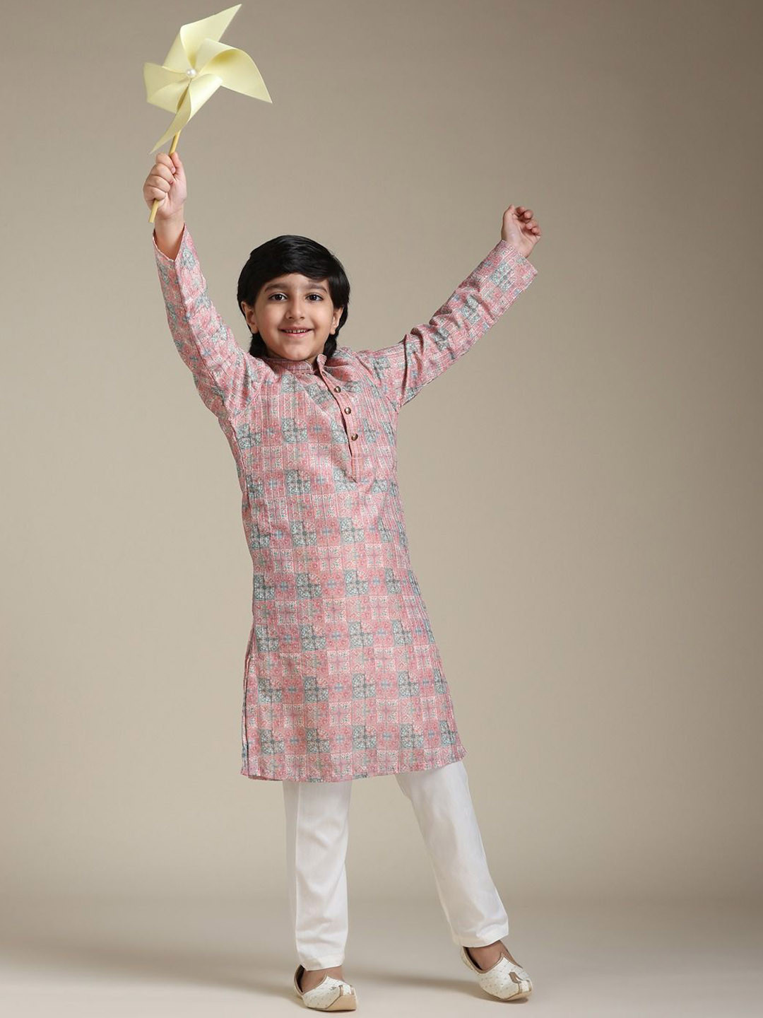 

Manyavar Boys Ethnic Motifs Printed Mandarin Collar Straight Kurta with Pyjamas, Pink