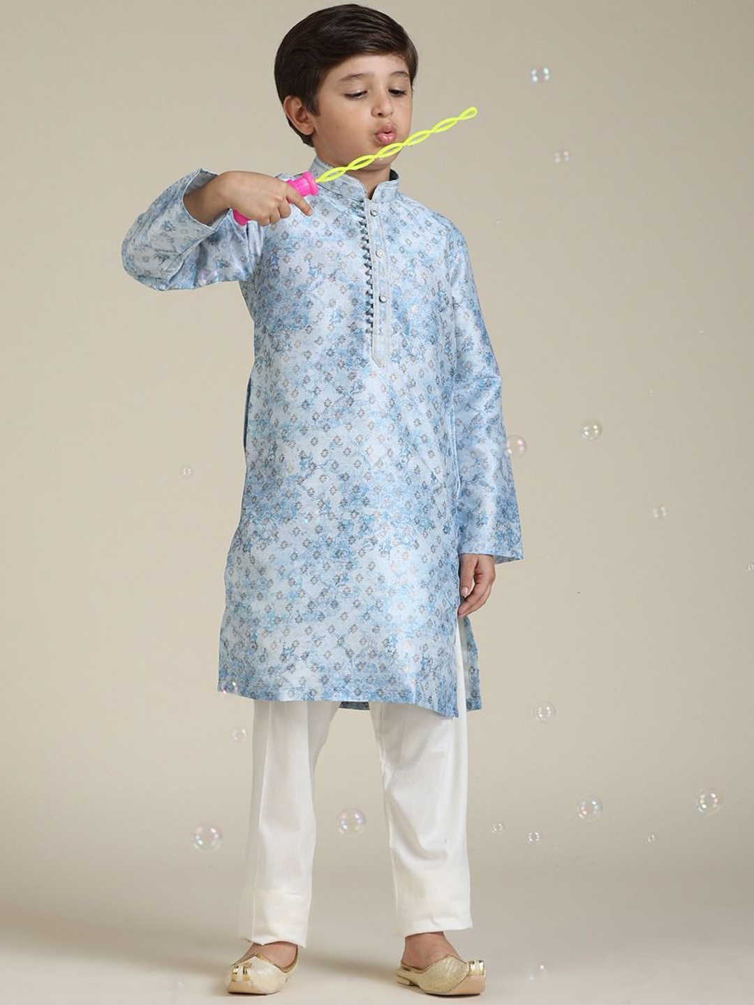 

Manyavar Boys Ethnic Motifs Printed Mandarin Collar Straight Kurta with Pyjamas, Blue