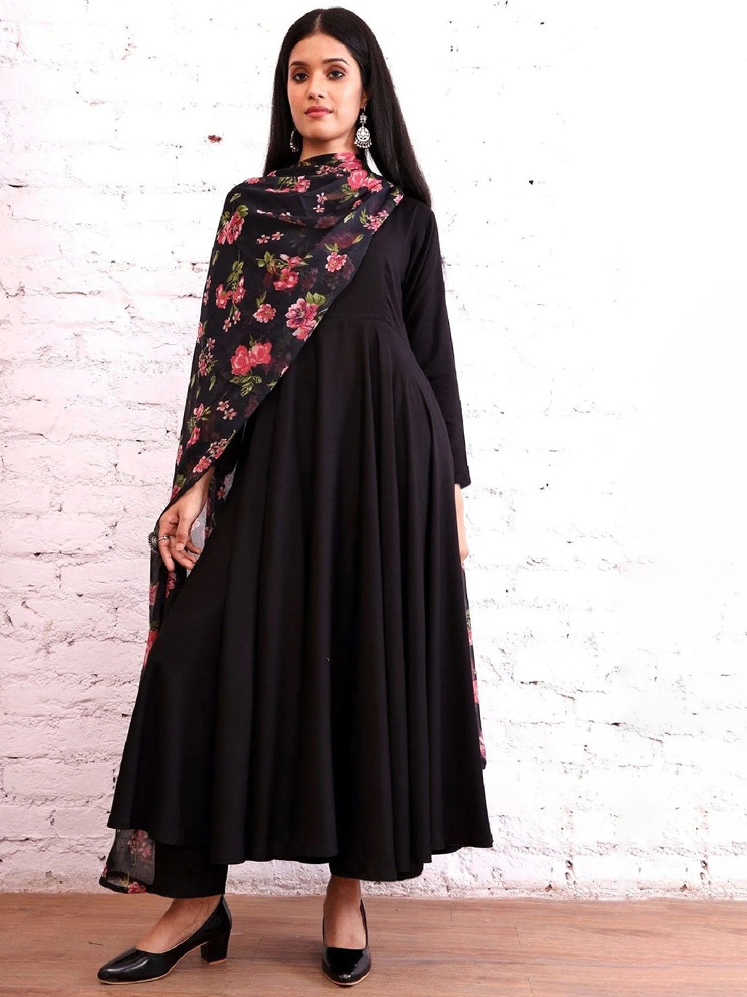 

KERI PERRY Round Neck Anarkali Kurta With Trousers & Dupatta, Black