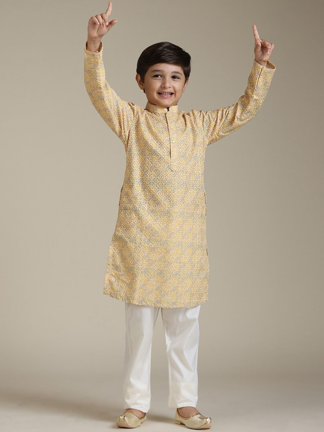 

Manyavar Boys Ethnic Motifs Printed Mandarin Collar Straight Kurta with Pyjamas, Yellow