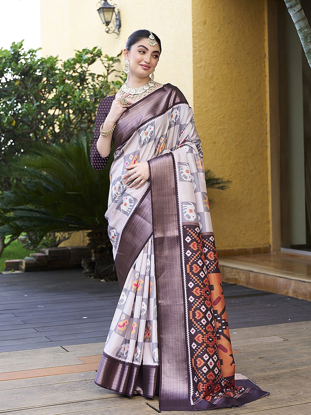 

KAYOMMI Floral Zari Pure Crepe Ikat Saree, White