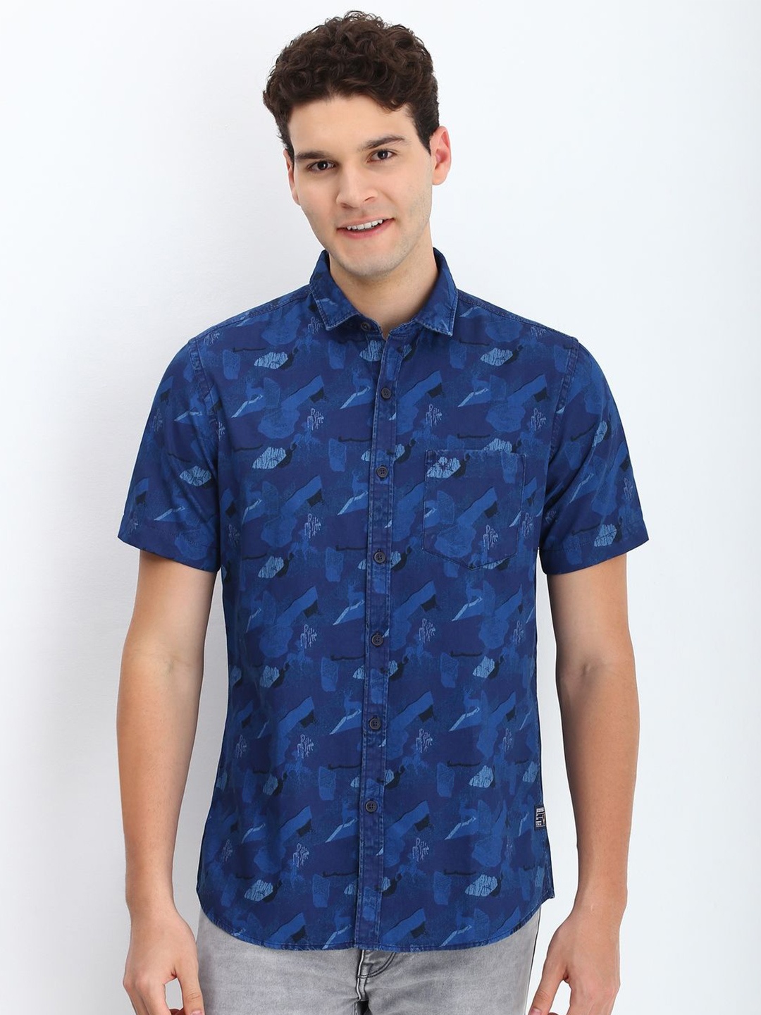 

Allen Solly Men Custom Spread Collar Abstract Printed Cotton Casual Shirt, Navy blue