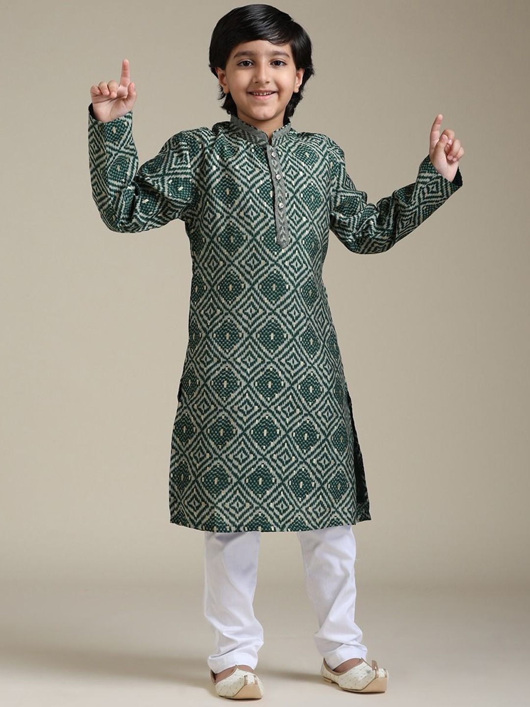 

Manyavar Boys Geometric Printed Regular Straight Kurta with Churidar, Green