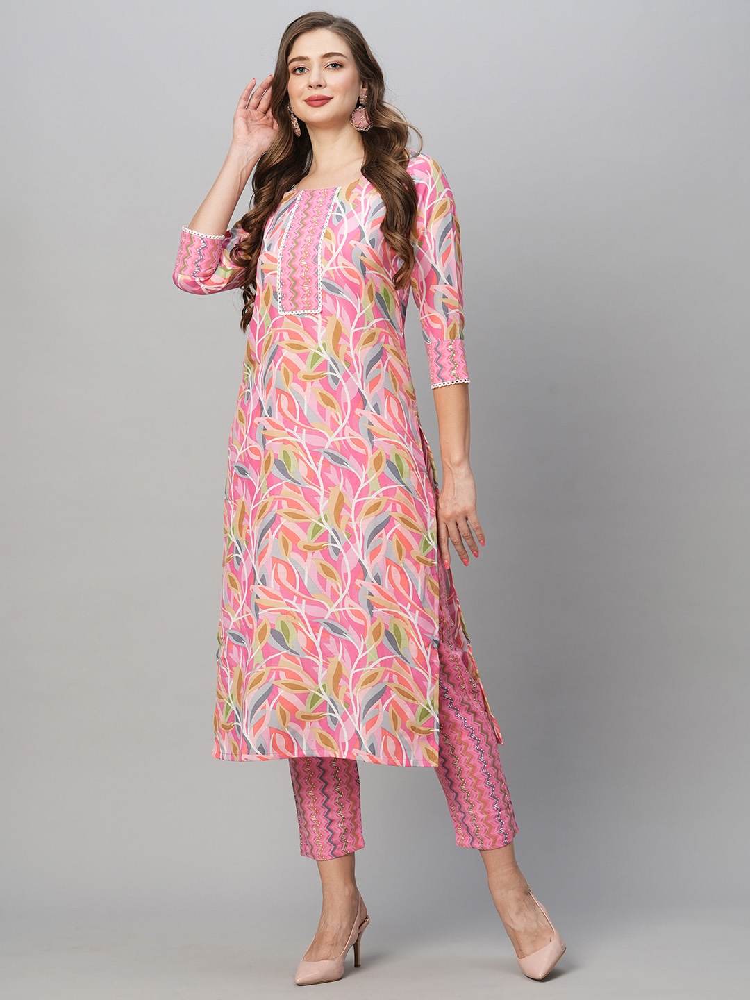 

GoSriKi Floral Printed Round Neck Straight Kurta with Trousers, Pink