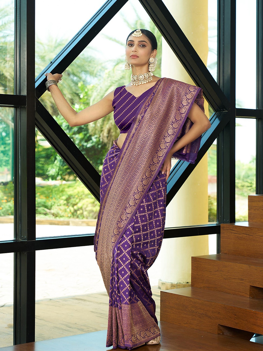 

KAYOMMI Woven Design Zari Pure Crepe Bandhani Saree, Purple