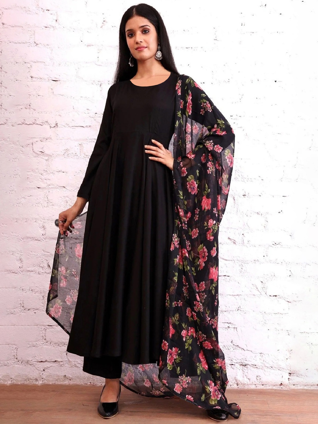 

BAESD Women Floral Printed Straight Kurta Dupatta & Trouser Kurta Set, Black