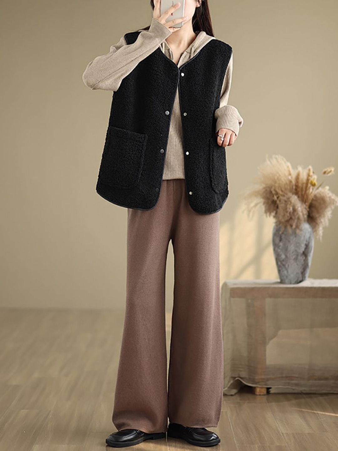 

StyleCast x Revolte Black Sleeveless Over Coat