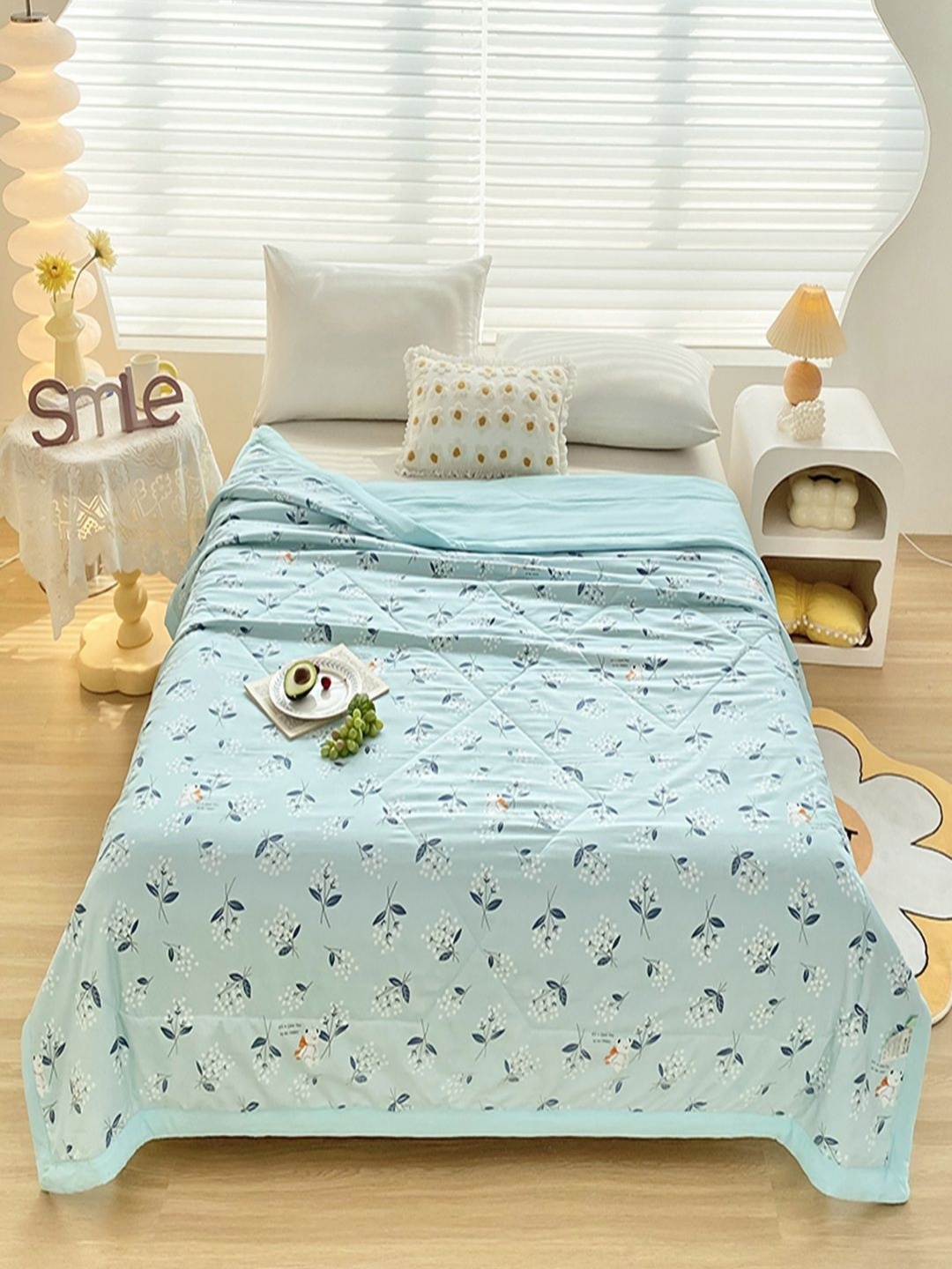 

JC HOME Blue & White Floral AC Room 300 GSM Single Bed Quilt