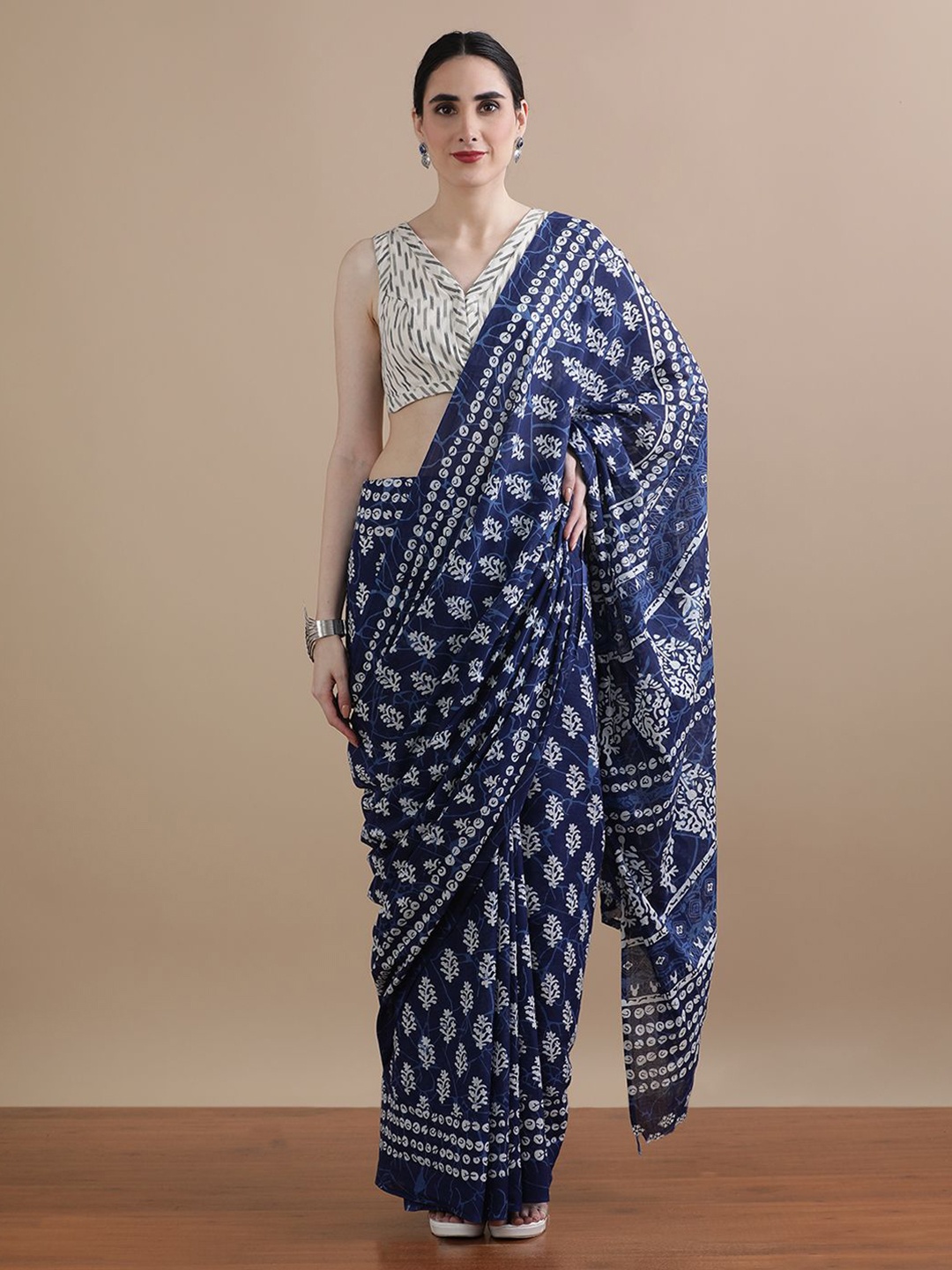 

Jaipur Kurti Floral Printed Pure Cotton Saree, Navy blue