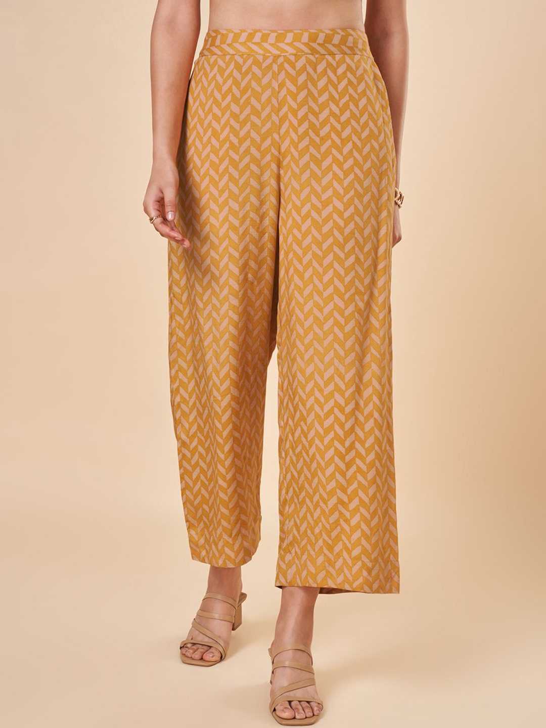 

Marigold Lane Women Geometric Printed Mid-Rise Regular Fit Trousers, Gold