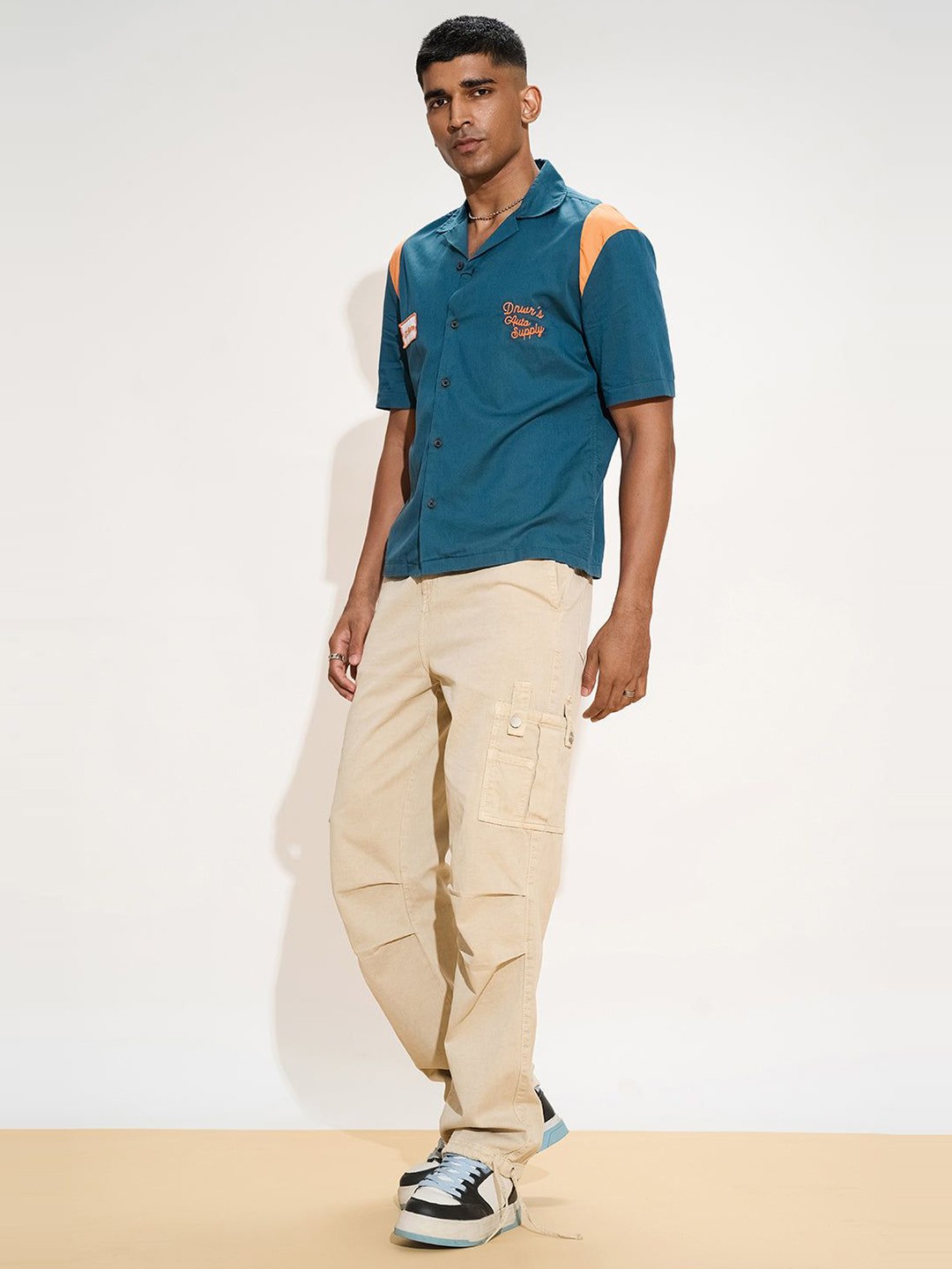 

FREAKINS Men Relaxed Straight Leg Straight Fit High-Rise Cotton Cargos Trousers, Beige