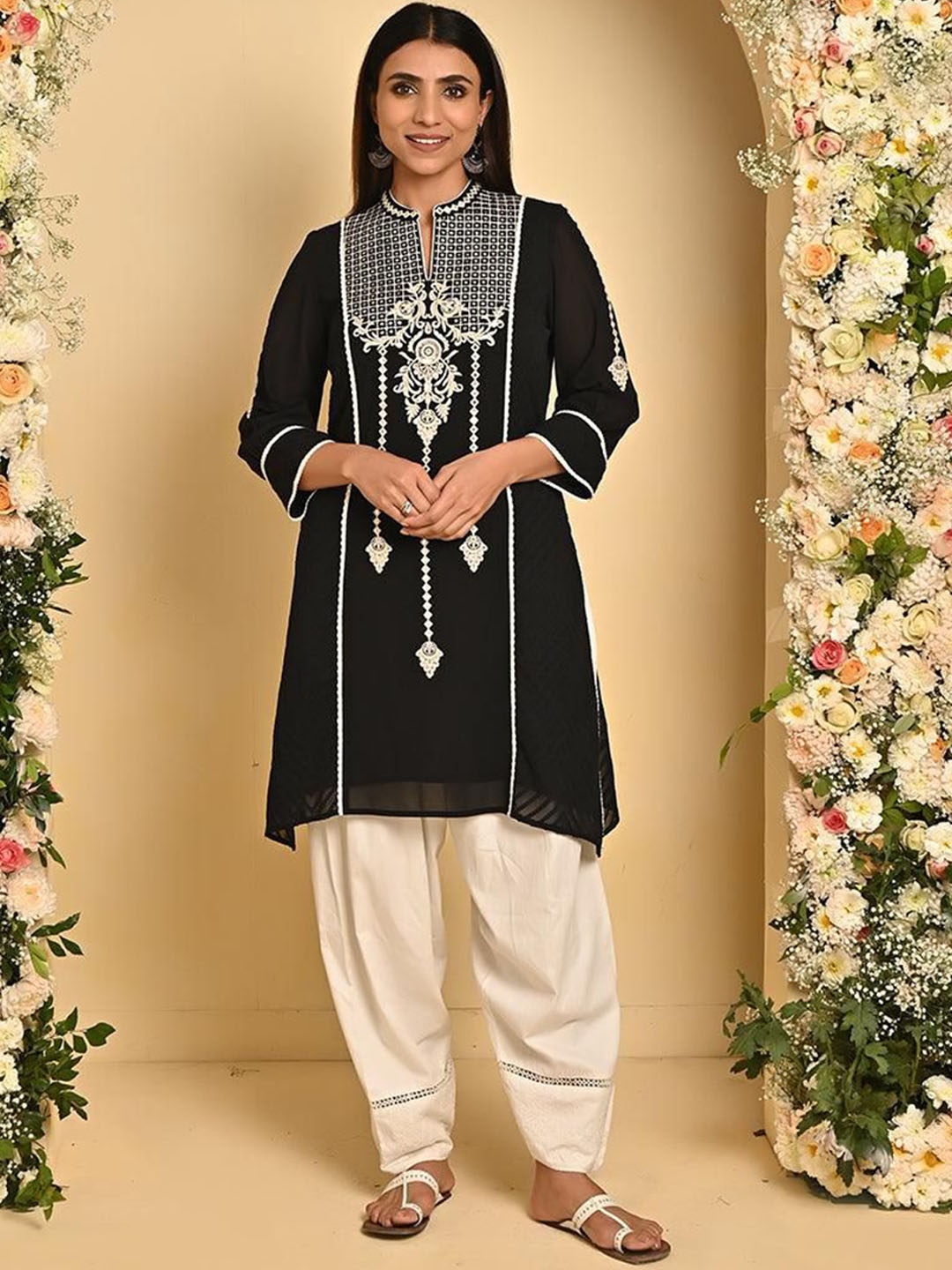 

Lakshita Floral Embroidered Thread Work Cotton Straight Kurta, Black