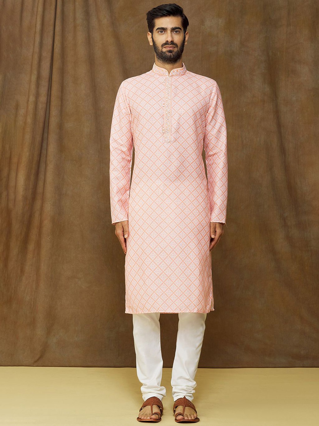 

Samyukta Singhania Geometric Printed Mandarin Collar Straight Kurta With Trousers, Peach