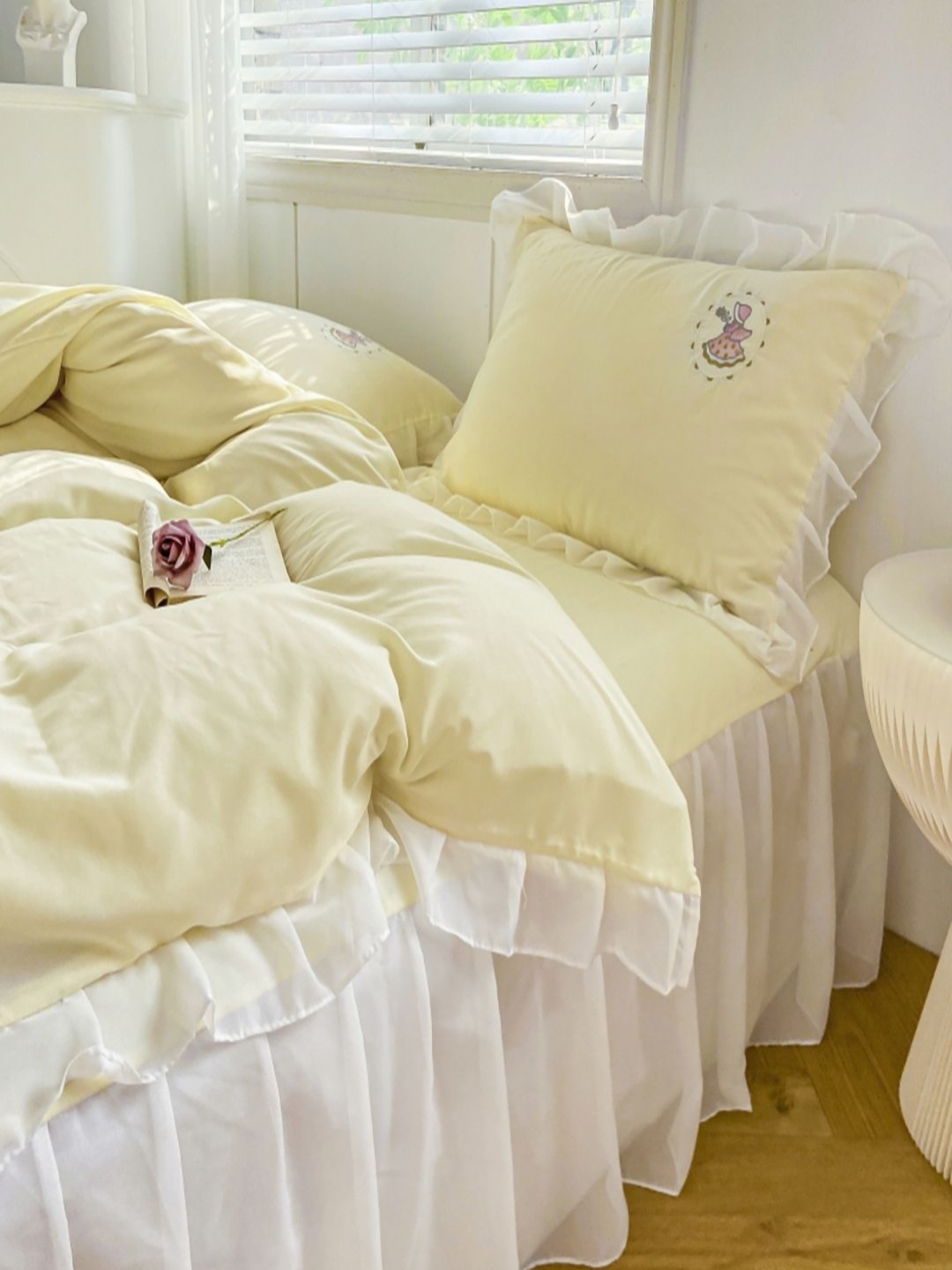 

JC HOME Yellow & White 3 Pieces Double Queen Regular Bedding Set