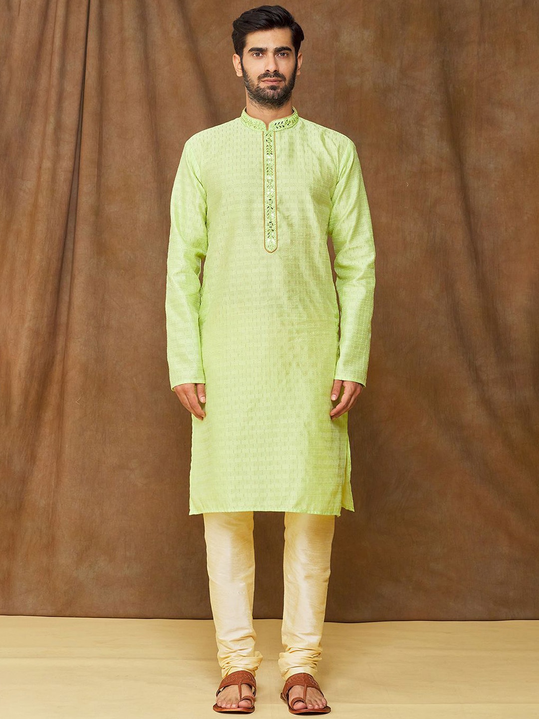 

Samyukta Singhania Printed Mandarin Collar Kurta With Trousers, Green