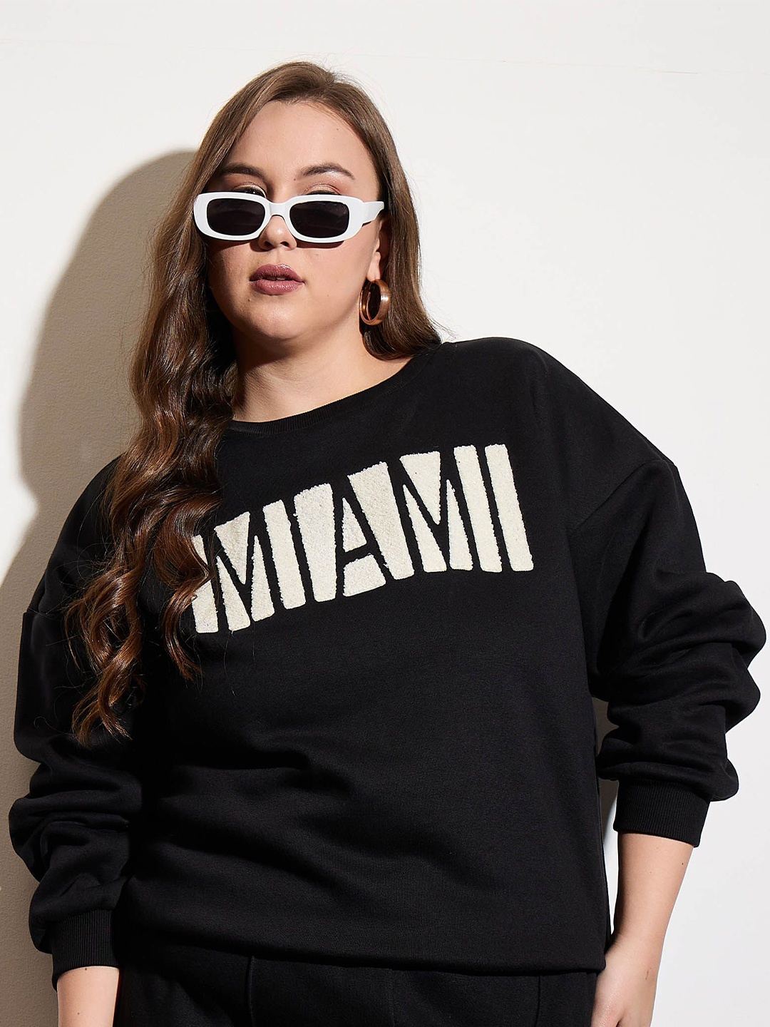 

SASSAFRAS Curve Women Embroidered Round Neck Long Sleeves Sweatshirt, Black