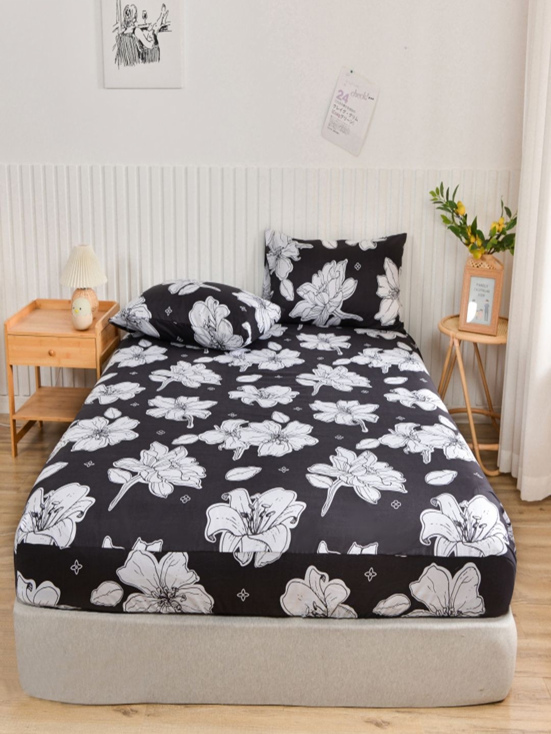 

JC HOME Black & White Floral 140 TC Queen Bedsheet Set 1.50 m x 2 m