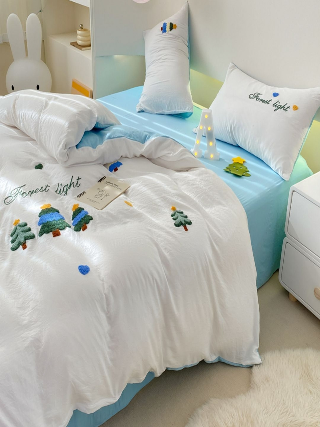 

JC HOME Blue & White Self Design Polycotton 3 Piece Double Queen Regular Bedding Set